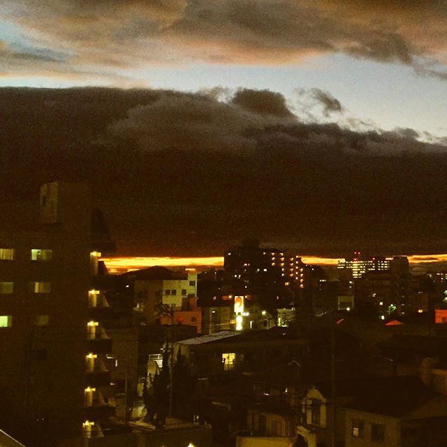 台風一過で日没時の空が、なんとも言えない不気味さ満点だった。厚い雲と地平線の間の細いオレンジの筋が夕焼け。なんだか胸騒ぎのする、ちょいおどろおどろしい景色。｜Instagram