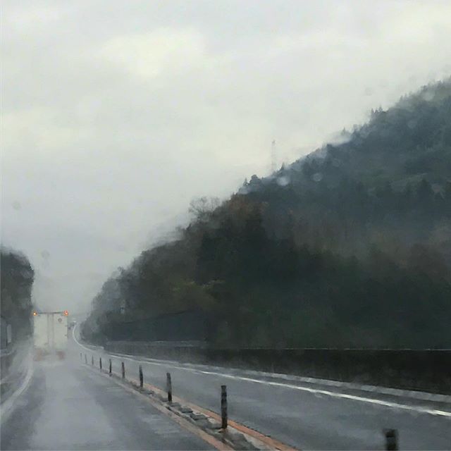 雨でござるよ。まあまあ大粒な雨でござるよ。松山自動車道を爆走中でござるよ。
