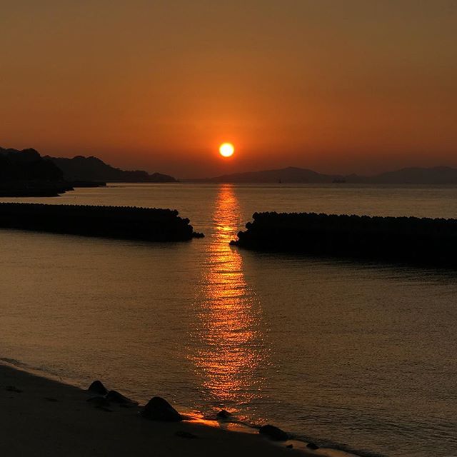 瀬戸内海に沈む夕陽。あぁ、いいもん見た。