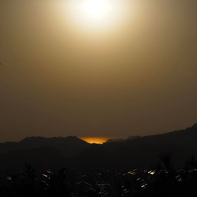 石手川ダム近くの湧ヶ淵公園の展望台に登ってみた。ら、松山空港方面の海に沈みつつある夕陽が、海を金色に照らしていた。あぁ、キレイだねぇ。でも、疲れた。 （OLYMPUS OM-D E-M10/12-50mmで撮影）