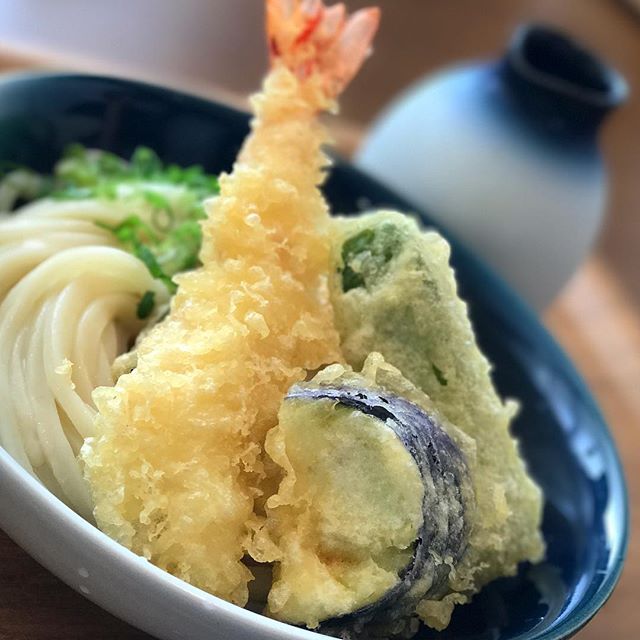 今日は伊予市のうどん屋さん、和みでお昼休みっ。海老天ぶっかけ、揚げたての天ぷらごサクサクでんまいっ！うどんも腰があっていい感じ。美味でしたっ♪
