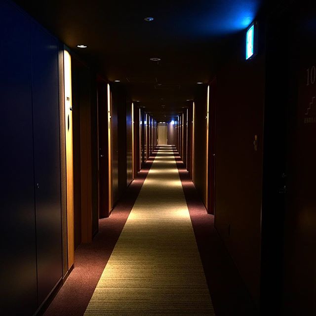 カンデオホテルズ松山大街道。客室の廊下がすばらしくおしゃれー。ゴージャスなホテルというのは雰囲気がよろしいですなぁ。