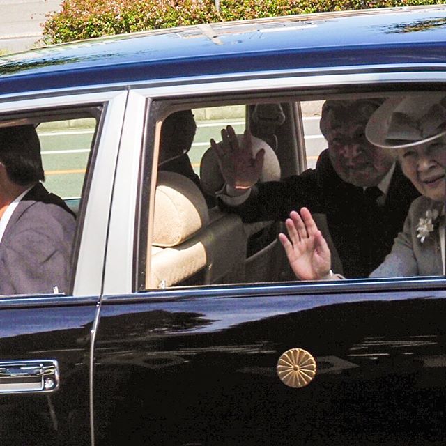 ご奉迎の時に撮影した写真、思いっきり補正してみたら、なんとか車の奥で陰になっていた陛下の微笑みも見られた。国も人も、全てを見守られているとてつもなく大きな優しさを感じたなぁ。
