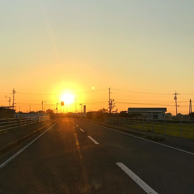 伊予平野にしずむ夕陽。明日もいい天気になりそうだなぁ。
