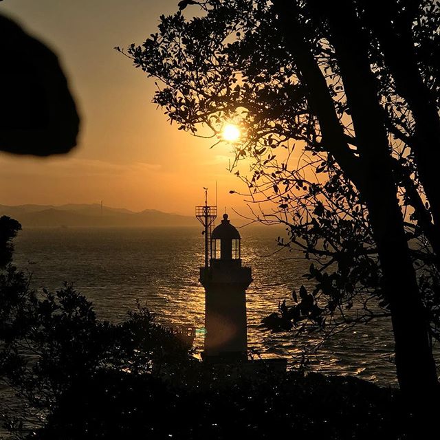 佐田岬灯台、行ってきた－！夕焼けの中のシルエット。なかなかいい写真が撮れた－！（自画自賛）