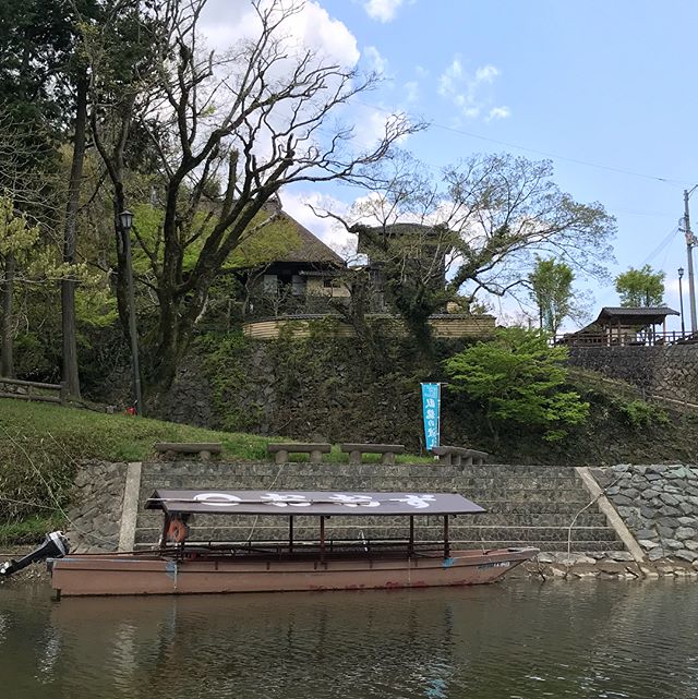 臥龍の渡し（観光遊覧船）に乗りに来たのだが強風で運行中止！なのだが、臥龍山荘をガッツリ満喫してしまった。いやぁ、純和風建築の素晴らしさ。様々な意匠を施された建築様式美の数々に圧倒されました。これは、季節を変えて何度も訪れて楽しまねば。