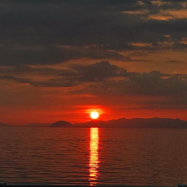 昨日、双海で見た夕陽。海に沈む夕日はドラマチックでいいねぇ。#夕日 #双海 #海 #夕焼け #愛媛県 #伊予市