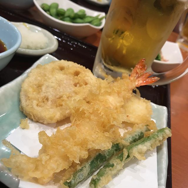 友人と近況報告を兼ねた飲み会。てんやで、天ぷらと生ビールセットをがっつり食べ飲みしちゃいました。んまかった！