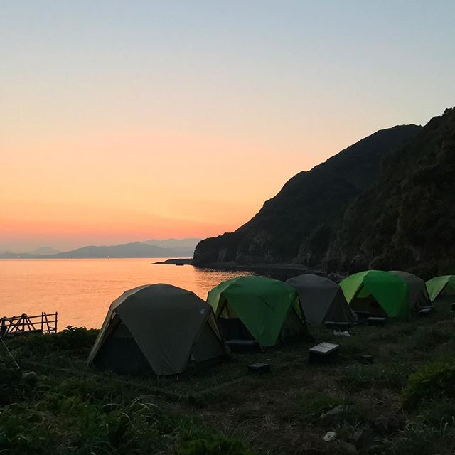 御五神島に朝日が昇る。無人島の朝は、早くて美しい。