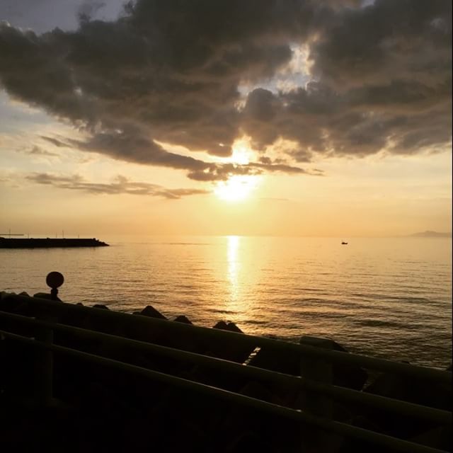 シネマグラフな海の夕焼け。ちょっと荒いけど、まぁ、こんなもんかな。