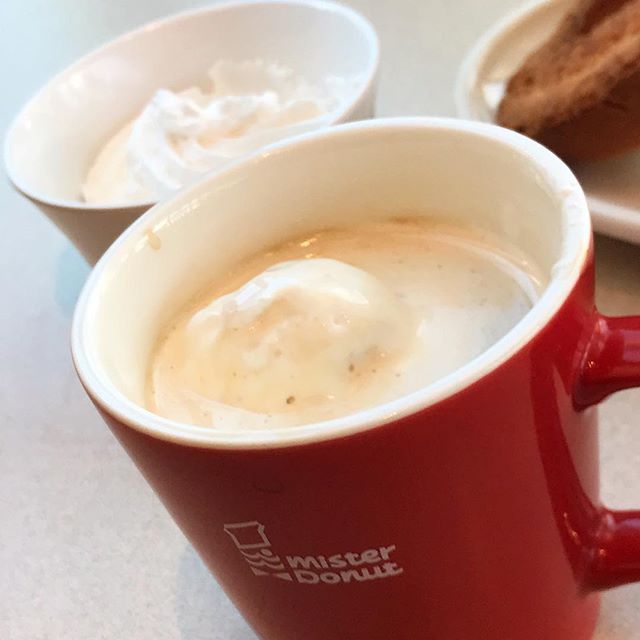 てわけで、コーヒーにホイップクリーム浮かべてウインナーコーヒー？にしてみた。めっちゃまろやかな味になる！これはいい！コーヒーフレッシュよりもおすすめだわ。#ミスド #ミスタードーナツ #コーヒー #ホイップクリーム #ウインナーコーヒー #まろやかな味わい