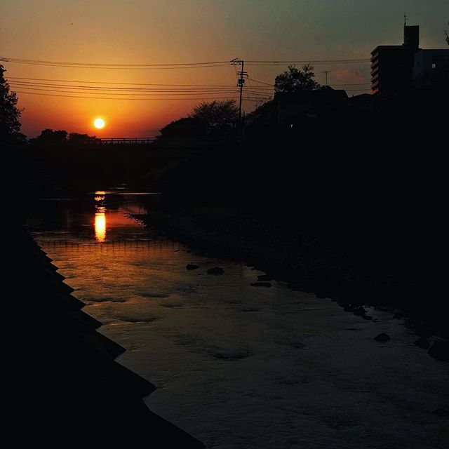 石手川に沈む夕日。