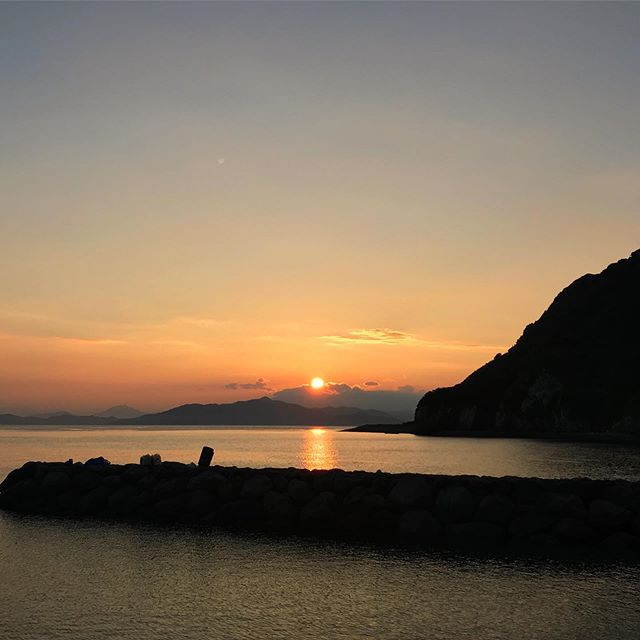 御五神島を朝日が照らす。おはようございます。爽やかな朝を迎えました。