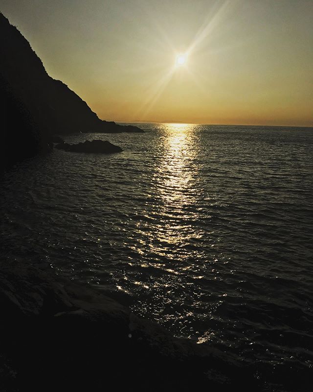 御五神島から宇和海に沈む夕陽。日没まではもう少し。暮れゆく楽しい時間。