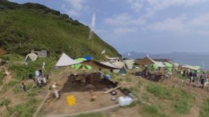 御五神島無人島体験のテント村の様子。全天球動画からアングル切り出して動画にしてみました。これでテント村の景色、わかるかな？