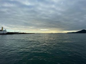 台風一過な夕方の海。iPhone11の28mm相当広角レンズ（2枚目）と、14mm相当超広角レンズ（1枚目）での価格の違い。さすがに広くて雄大な景色では、写る範囲が段違い。面白いねぇ。#iPhone11#超広角レンズ #夕方の海#松山港 #中島を望む
