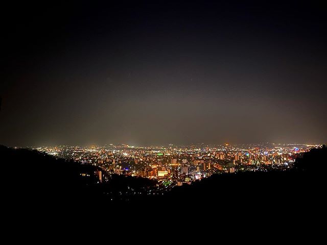 道後平から望む、松山市の夜景。100万ドルまではいかないにしても、なかぬかイイと思うんだけどなぁ。5万ドルぐらいは、あるかな？www