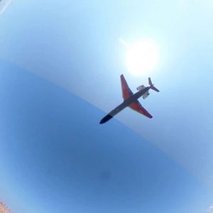 とある日の空。全天球カメラ（THETA）で着陸間近の飛行機を撮影してみました。#theta #thetaのある生活 #全天球カメラ #全天球カメラで撮るとこうなる #松山空港 #愛媛県 #青空 #飛行機 #着陸動画 #着陸態勢