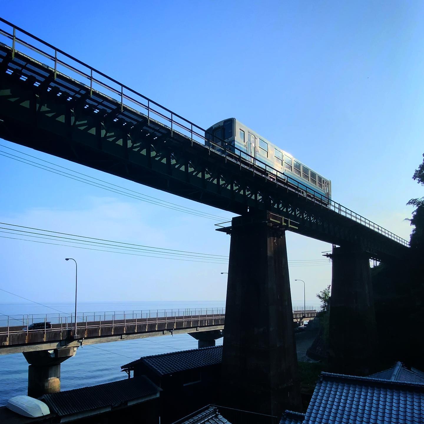 朝、早起きできたのでクルマを走らせて撮影に出かける。前々から気になってた鉄橋を走る列車。なかなか良い感じに撮れたかな（自画自賛）。ちなみに動画からの切り出し写真です（手抜きww）