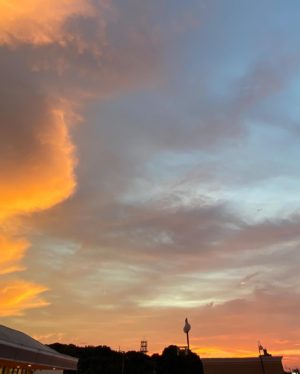 サニーマートの屋上駐車場からの夕焼け。日が沈む方（1枚目）と逆の雲（2枚目）。どちらの雲も色が良くて味わい深かったので両方撮ってみた。うん、甲乙つけがたし！