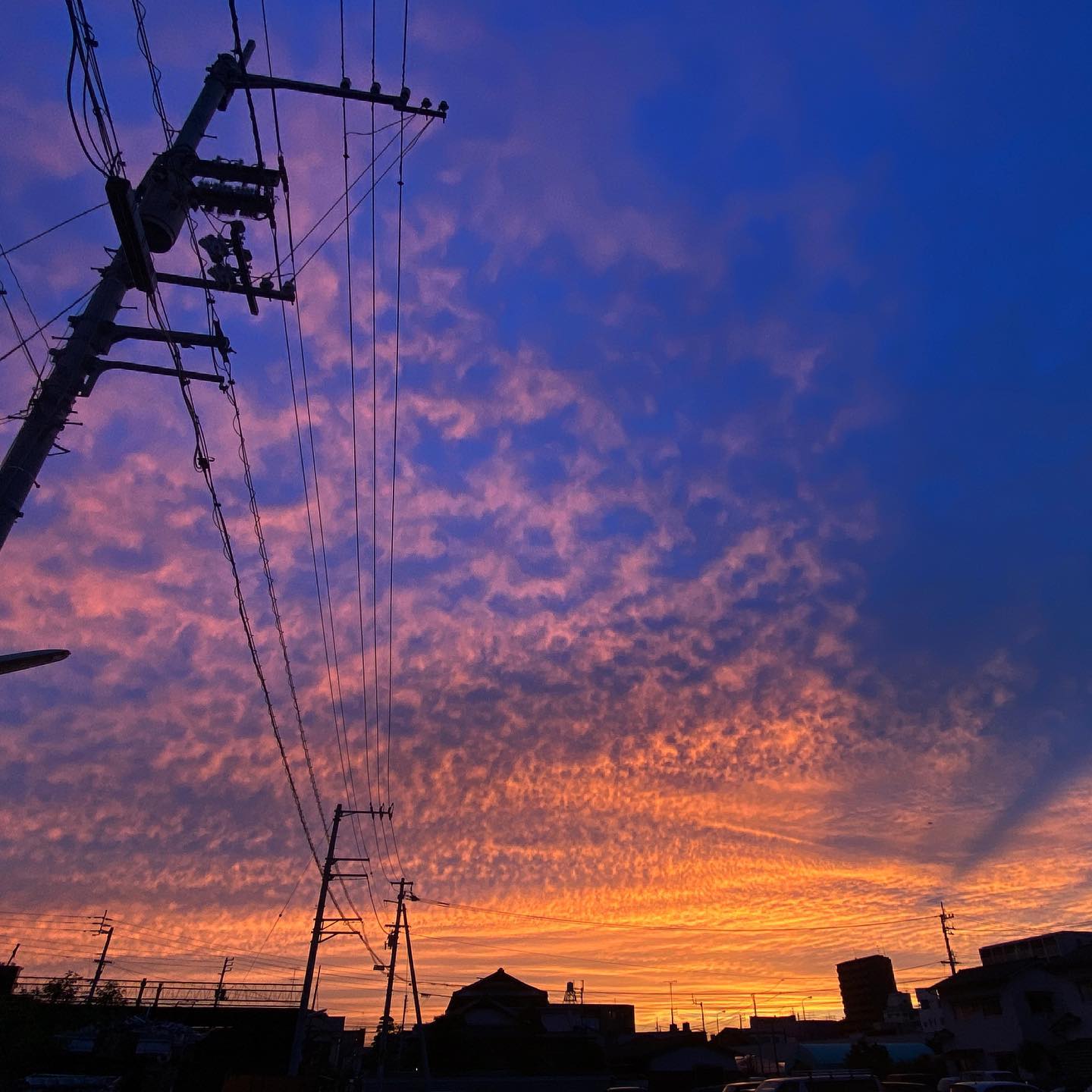今日（2021/05/28）の夕焼け。なかなかドラマチックな色合いでした。明日もいいことありそう！