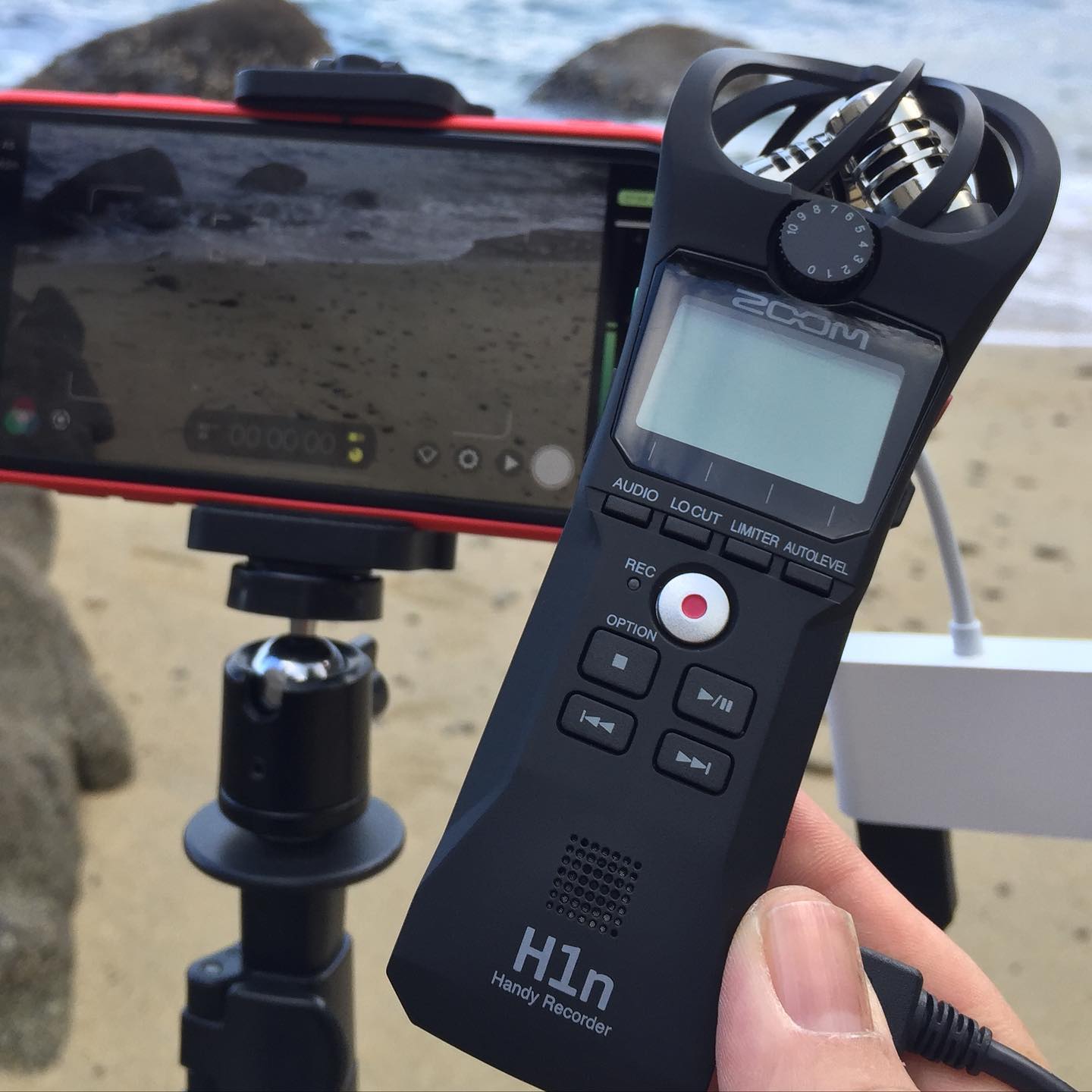 友人から使ってみてと託されたzoomのコンデンサーマイクH1n。どんな感じに音が撮れるのかを試すために、とある海岸に来たけれど…風が強いっ！風の音がゴーゴーと入ってしまうーwwま、それそれとしてまた比較動画作らなくては。