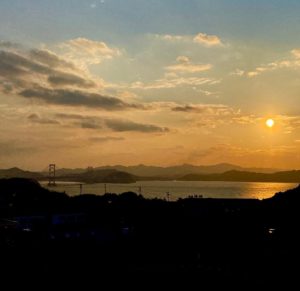 夕焼けと大鳴門橋。淡路島南PAの展望台から鳴門海峡を望む。
