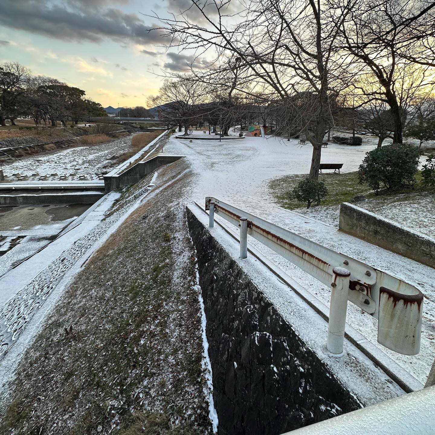 今朝（1/26）の松山市。雪予報がなくなったと思ったのに、朝起きるとうっすら雪景色。まぁ、この程度なら車でもチャリでも少し気をつければ問題なく走れるんだけどね。くれぐれもご安全に。