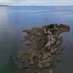 今日（8/12）のNeRF波方の絶景スポットを空撮した動画から3Dモデルを作ってから、好きなカメラアングルでFPVドローンで飛び回るような映像にしてみました、の動画。1枚目は七五三ヶ浦遺跡横の海岸にある浮島で、2枚目はその3Dモデルから作成した動画。3枚目は御崎神社の鳥居（海の上にある）、で、4枚目はその3Dモデルから作成した動画。3Dなのであとからアングルやカメラワークを自由自在に調整できるのと、メタバース空間とかにぶっ込んで遊べるのが、楽しいです。#dji#mini3pro #photogrammetry #フォトグラメトリー#1日1フォトグラメトリー#NeRF#LumaAI#LumaLabsAI
